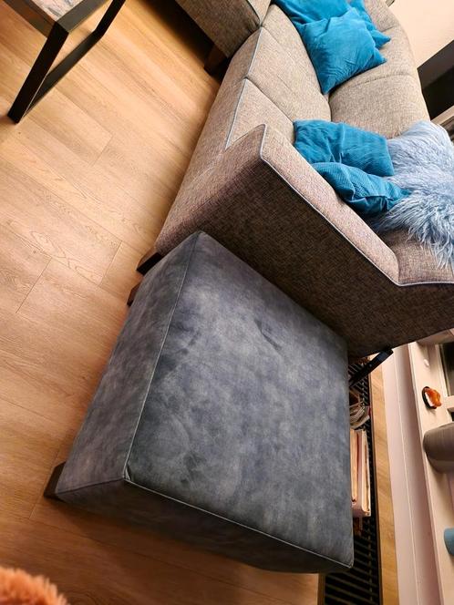 Blauwe velvet poef hocker, Huis en Inrichting, Banken | Voetenbanken en Poefen, Zo goed als nieuw, Vierkant, Stof, Ophalen