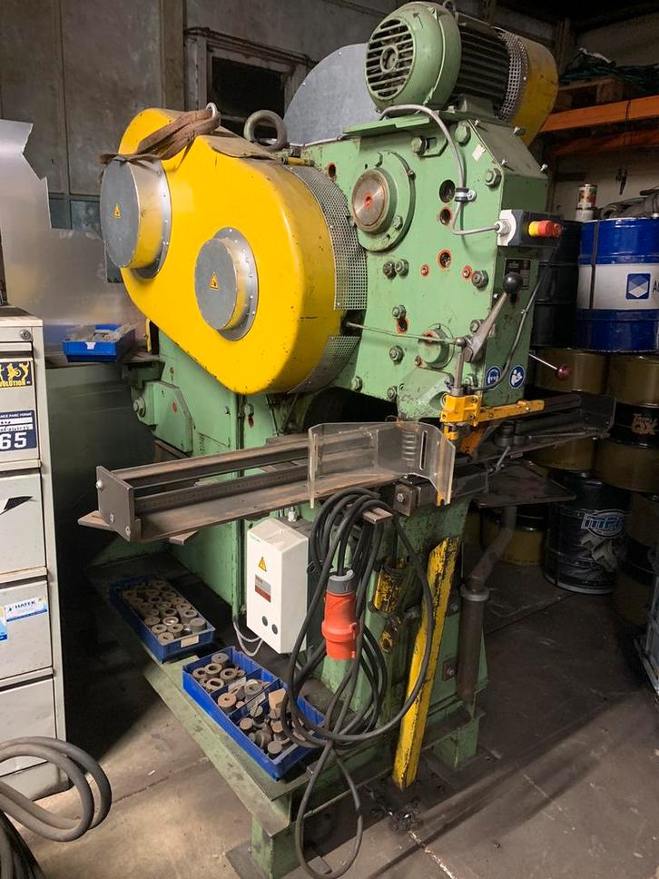 Ponsmachine met veel nieuwe ponsen erbij, Zakelijke goederen, Machines en Bouw | Metaalbewerking, Ophalen of Verzenden