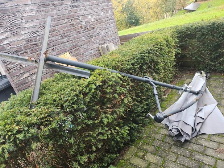 Oud ijzer: Parasol (onderdelen) gratis ophalen, Tuin en Terras, Parasols, Gebruikt, Zweefparasol, 2 tot 3 meter, Ophalen