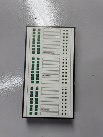 Aanwezigheidsbord In/Uit - Vintage Kantoor Bord beschikbaar voor biedingen