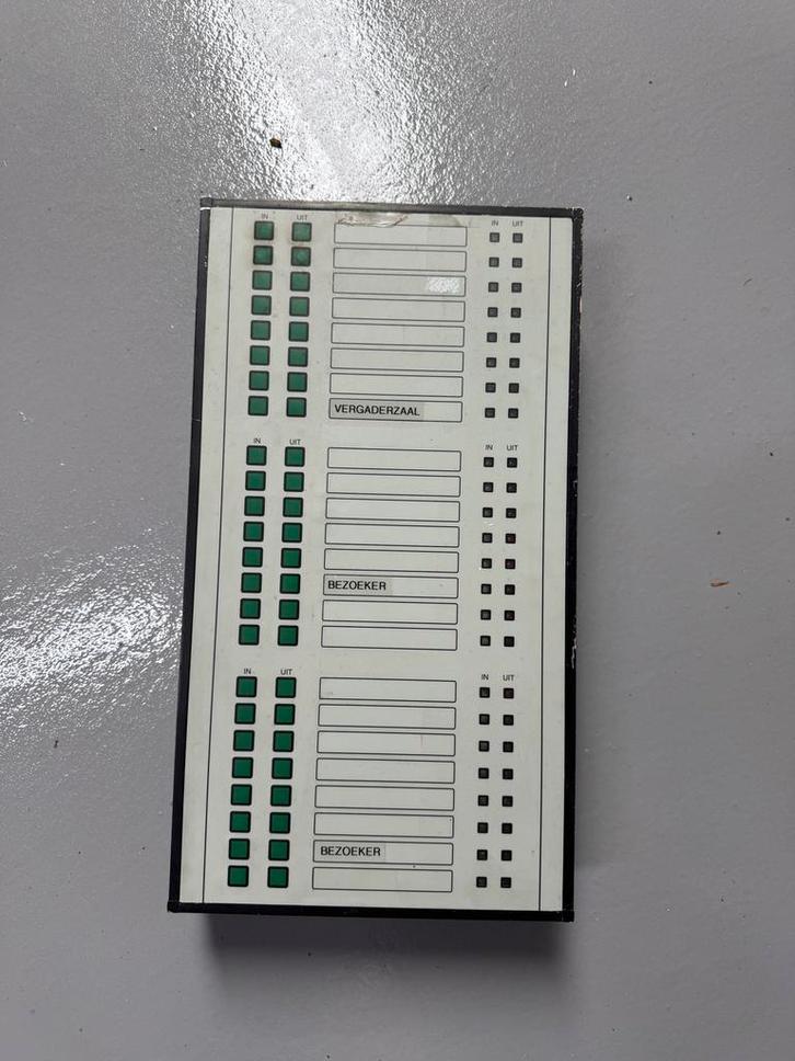 Aanwezigheidsbord In/Uit - Vintage Kantoor Bord, Antiek en Kunst, Antiek | Kantoor en Zakelijk, Ophalen of Verzenden