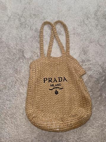 Prada strandtas beschikbaar voor biedingen