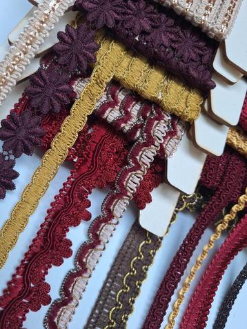 Vintage pakket met prachtig sierband, galon, 10 soorten beschikbaar voor biedingen