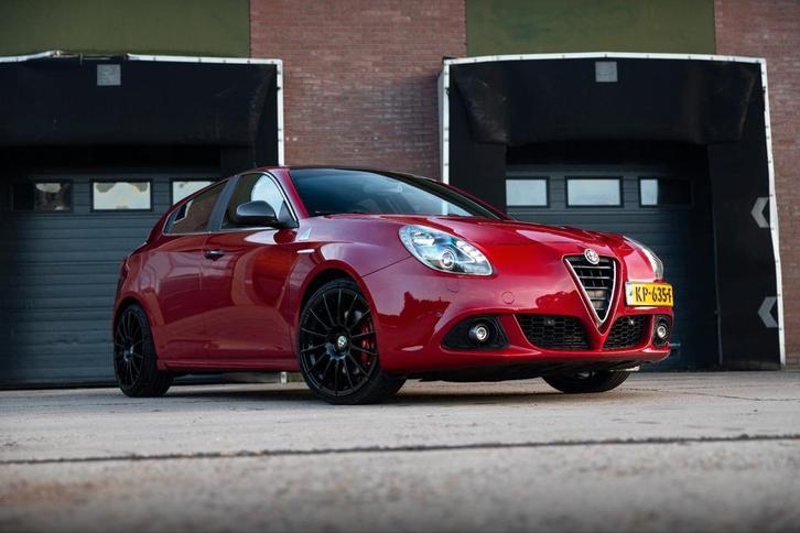 Alfa Romeo Giulietta 1.750 TBI 2015 Rood, Auto's, Alfa Romeo, Giulietta, ABS, Airconditioning, Alarm, Bluetooth, Bochtverlichting