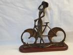 Bronzen beeld vrouw met fiets., Ophalen of Verzenden, Zo goed als nieuw, Mens