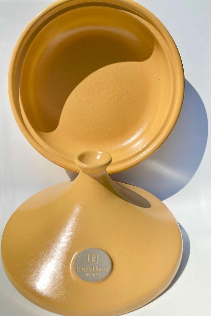 Franse Emile Henry tajine ø 26 cm geel keramiek Flame, Huis en Inrichting, Keuken | Servies, Zo goed als nieuw, Schaal of Schalen