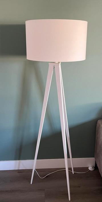 Vloerlamp wit driepoot beschikbaar voor biedingen