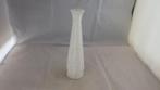 slanke vaas van geperst melkglas, Huis en Inrichting, Woonaccessoires | Vazen, Gebruikt, Overige kleuren, Ophalen of Verzenden