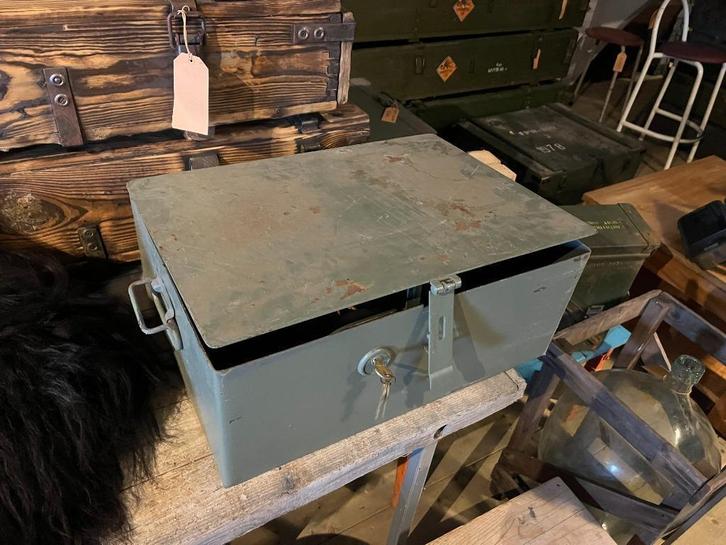 Partij zware stalen kisten , kluizen , geldboxen uit leger, Huis en Inrichting, Woonaccessoires | Kisten, Gebruikt, Minder dan 50 cm