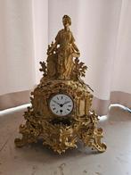 Antieke vergulde pendule met beeld, Antiek en Kunst, Antiek | Klokken, Ophalen of Verzenden