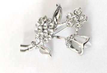 Prachtige Vintage bloemen broche vol helder kristallen beschikbaar voor biedingen