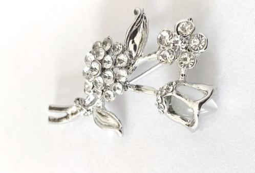 Prachtige Vintage bloemen broche vol helder kristallen, Sieraden, Tassen en Uiterlijk, Broches, Zo goed als nieuw, Zilver, Verzenden
