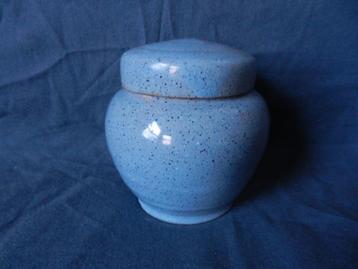 Leuk Brouwer blauw gespikkeld aardewerk dekselpot h 10,3 cm beschikbaar voor biedingen