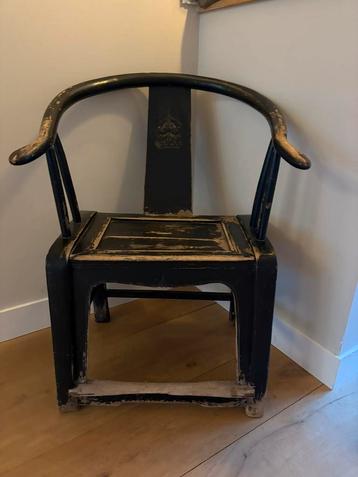 Antieke chinees hoefijzerstoel beschikbaar voor biedingen