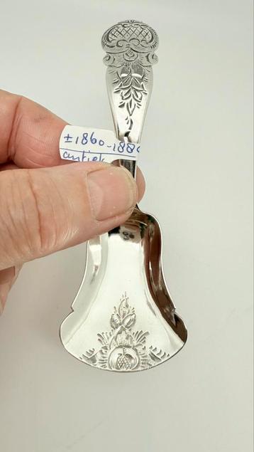Antiek Hollands zilveren suiker- theeschep. Lengte: 10,8 cm. beschikbaar voor biedingen