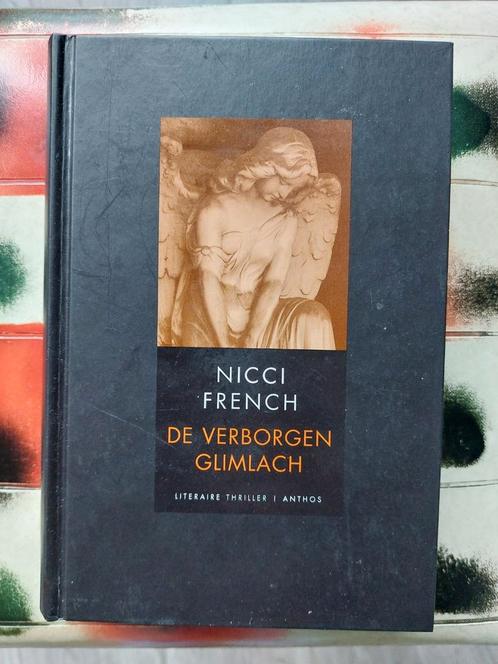 BOEK-DE VERBORGEN GLIMLACH-NICCI FRENCH (HARDCOVER), Boeken, Thrillers, Gelezen, Ophalen of Verzenden