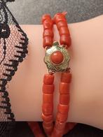 Antieke 2 rijige bloedkoraal armband met gouden slot, Sieraden, Tassen en Uiterlijk, Antieke sieraden, Ophalen of Verzenden, Goud