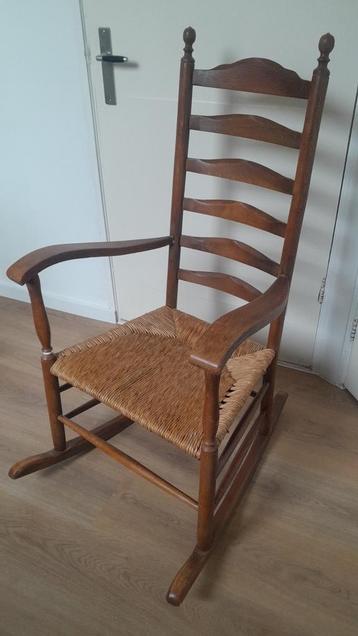 Vintage schommelstoel eikenhout met rieten zitting  beschikbaar voor biedingen