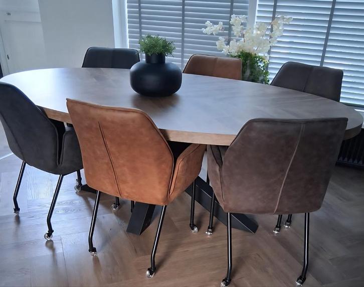 Zo goed als nieuwe ovalen eettafel met visgraat, Huis en Inrichting, Tafels | Eettafels, Zo goed als nieuw, 100 tot 150 cm, 200 cm of meer