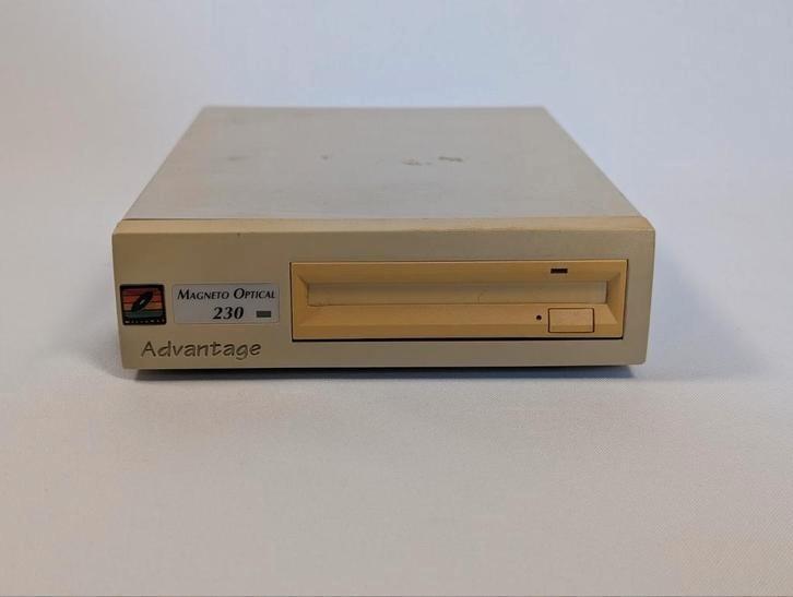 MicroNet Advantage 230 – Magneto-Optical Drive (230MB), Computers en Software, Vintage Computers, Ophalen of Verzenden