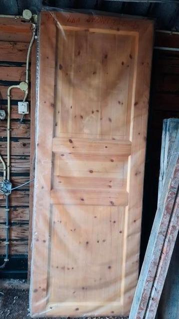 Twee nieuwe grenen kastdeuren beschikbaar voor biedingen