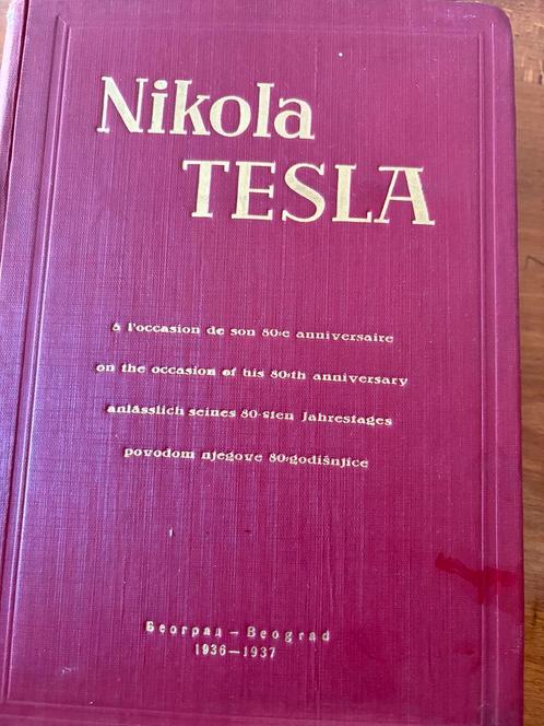 Zeldzaam Nikola Tesla Gedenkboek – 80e Verjaardag (1936/37), Boeken, Godsdienst en Theologie, Gelezen, Ophalen of Verzenden