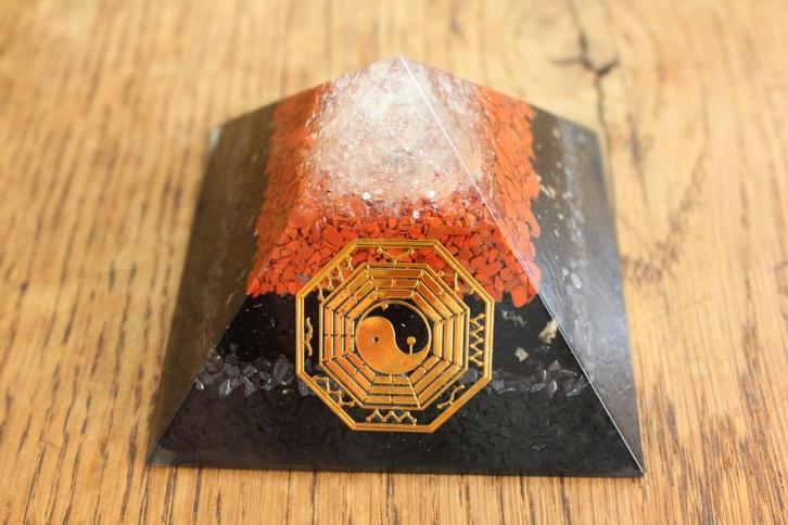 Orgonite piramide met Toermalijn, Bagua en meer, Sieraden, Tassen en Uiterlijk, Edelstenen, Nieuw, Ophalen of Verzenden