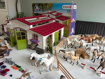 Mega verzameling Schleich met paardenstal, paarden, pickup beschikbaar voor biedingen