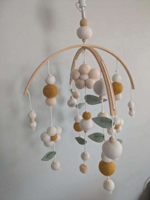 Vertbaudet vilten box mobiel bloemen met muziekdoosje, Kinderen en Baby's, Kinderkamer | Inrichting en Decoratie, Zo goed als nieuw