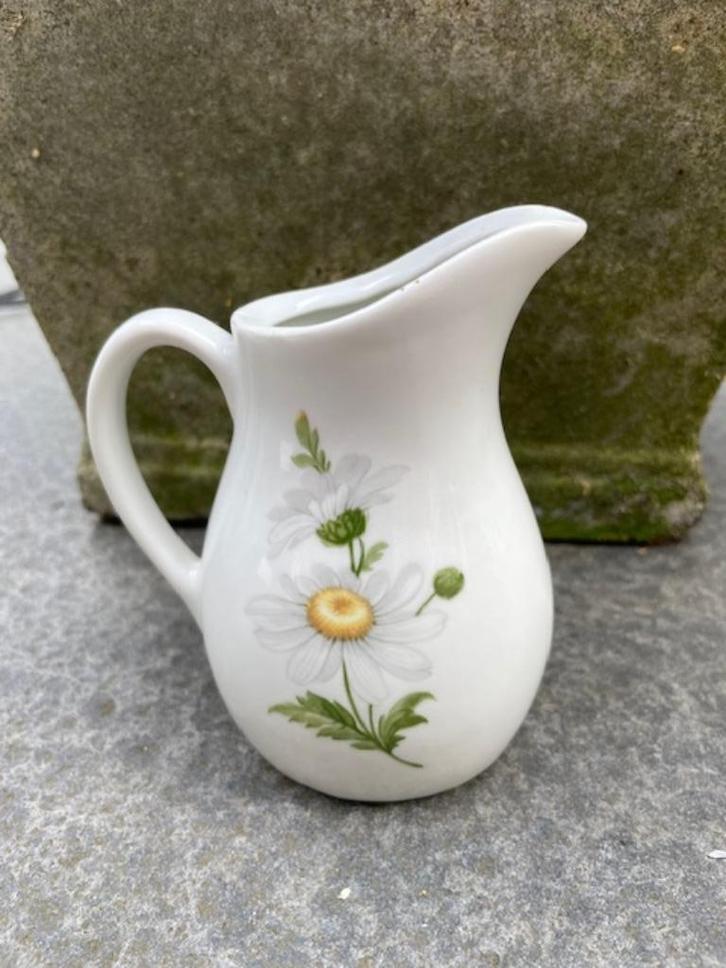 Klein melkkannetje / vaasje van porselein. Madeliefjes., Antiek en Kunst, Antiek | Servies los, Ophalen