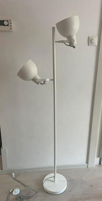 Staande lamp metaal met voetbediening 158 cm hoog beschikbaar voor biedingen
