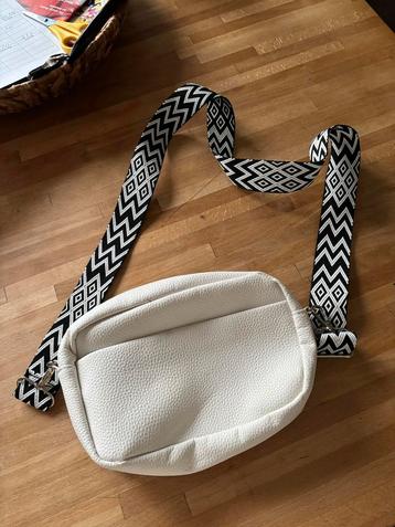 Wit Schoudertasje met Zwart/Wit Band beschikbaar voor biedingen