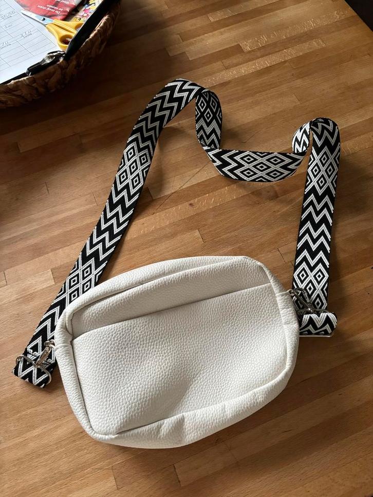 Wit Schoudertasje met Zwart/Wit Band, Sieraden, Tassen en Uiterlijk, Tassen | Damestassen, Nieuw, Schoudertasje, Wit, Ophalen of Verzenden