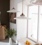 Vintage, antiek Frans opaline met kartelrand glazen lampkap, Wit, Rond, Ophalen of Verzenden, Zo goed als nieuw