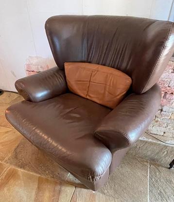 2x leren fauteuil met los rugkussentje. beschikbaar voor biedingen