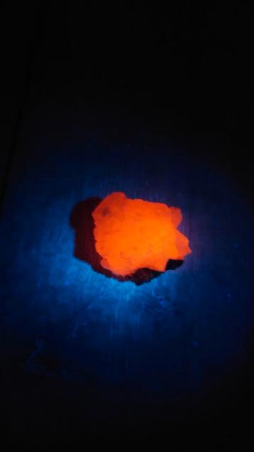 Witte calcite oranje glow beschikbaar voor biedingen