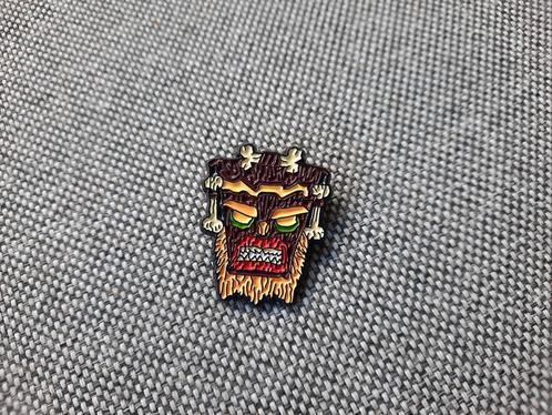 1 mooie kleurijke pin van een masker te koop, Verzamelen, Speldjes, Pins en Buttons, Nieuw, Speldje of Pin, Overige onderwerpen