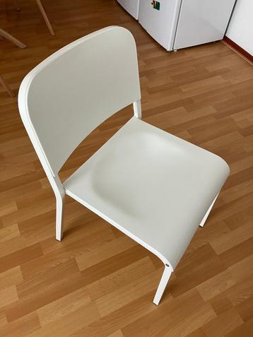6 witte Ikea Melltorp stapelbare eetkamerstoelen beschikbaar voor biedingen