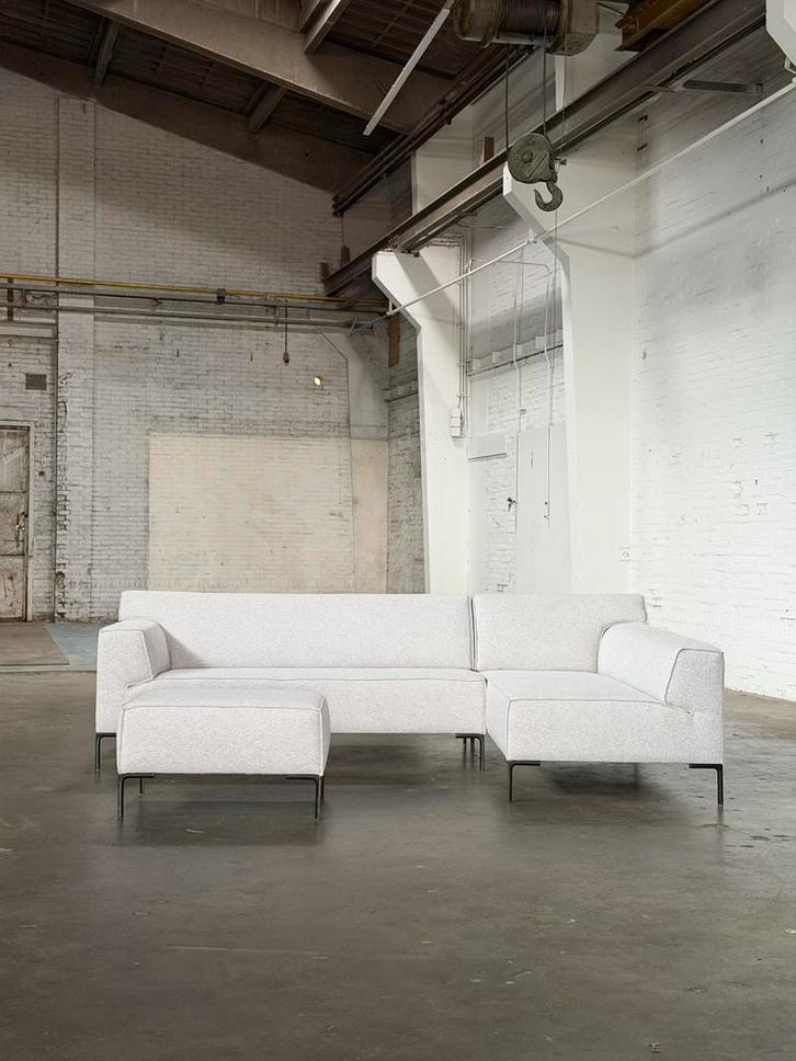 Design on Stock Bloq + Hocker | Lichtgrijs (NIEUWSTAAT), Huis en Inrichting, Banken | Bankstellen, Zo goed als nieuw, Hoekbank
