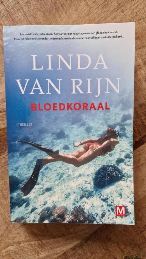 Bloedkoraal - Linda van Rijn., Boeken, Thrillers, Zo goed als nieuw, Nederland, Ophalen of Verzenden