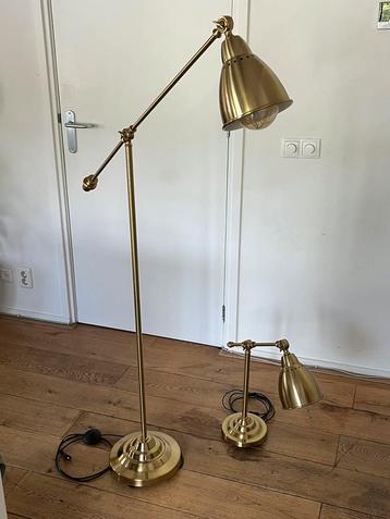Tweedelige messingkleurige lampenset – vloerlamp + tafellamp beschikbaar voor biedingen