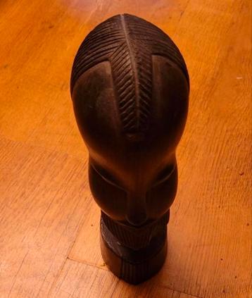 Afrikaans houten beeltje. beschikbaar voor biedingen