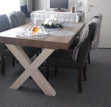Mooie grijze tafel met witte X poten  beschikbaar voor biedingen