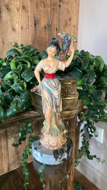 Vintage italiaans beeldje marmeren voet beschikbaar voor biedingen