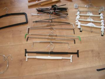 Kledinghangers voor rok of broek, spanners en broekspelden beschikbaar voor biedingen