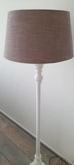 Leuke lamp kleur wit en taupe, Huis en Inrichting, Lampen | Vloerlampen, Ophalen, Zo goed als nieuw, Minder dan 100 cm
