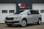 Skoda Kamiq 1.0 TSI Sport | 110 PK 6 BAK | CARPLAY | CLIMATE, Auto's, Stof, Gebruikt, Met garantie (alle), 620 kg