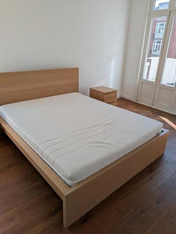 IKEA Malm bed met nachtkastjes - afbeelding 1