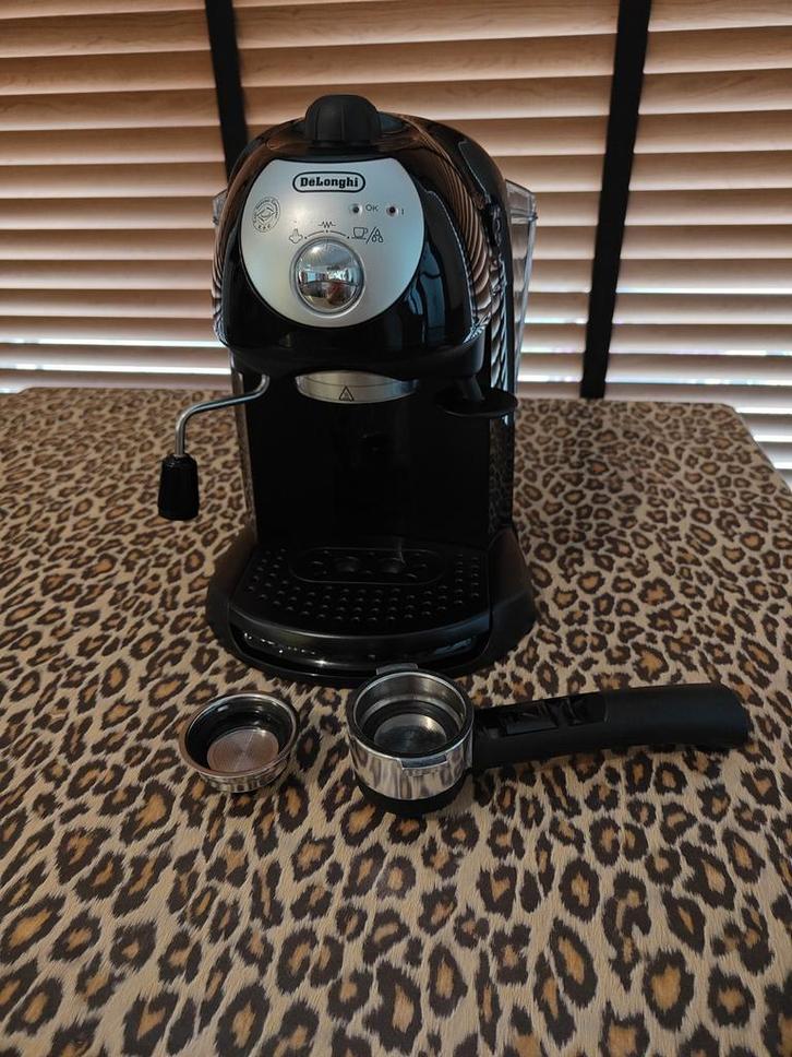 DeLonghi Espresso en cappuccino machine, Witgoed en Apparatuur, Koffiezetapparaten, Zo goed als nieuw, Gemalen koffie, Espresso apparaat