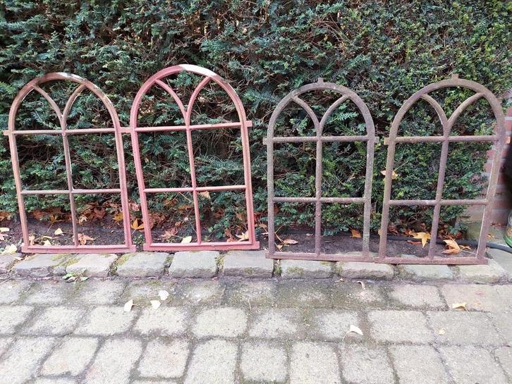 Vier zeer mooie oude kerkramen gietijzeren stalramen., Doe-het-zelf en Verbouw, Glas en Ramen, Gebruikt, Minder dan 80 cm, Minder dan 80 cm